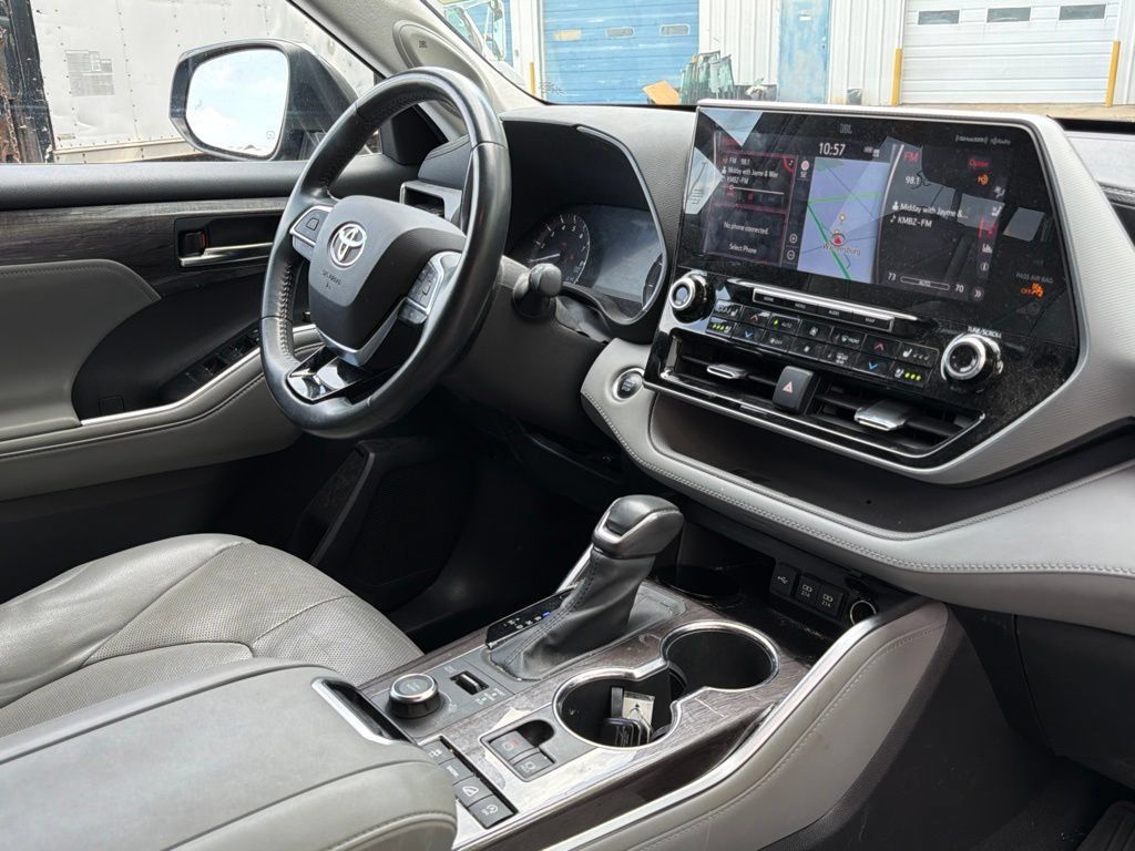 Used 2021 Toyota Highlander Platinum AWD/4WD image 17