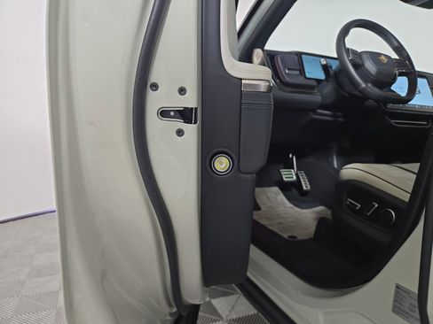 Used 2025 Rivian R1S Adventure AWD/4WD image 32