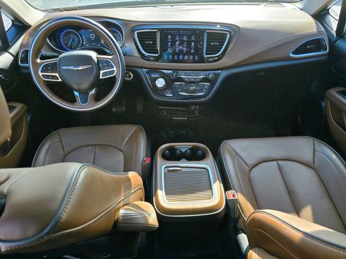 Used 2017 Chrysler Pacifica Limited image 17