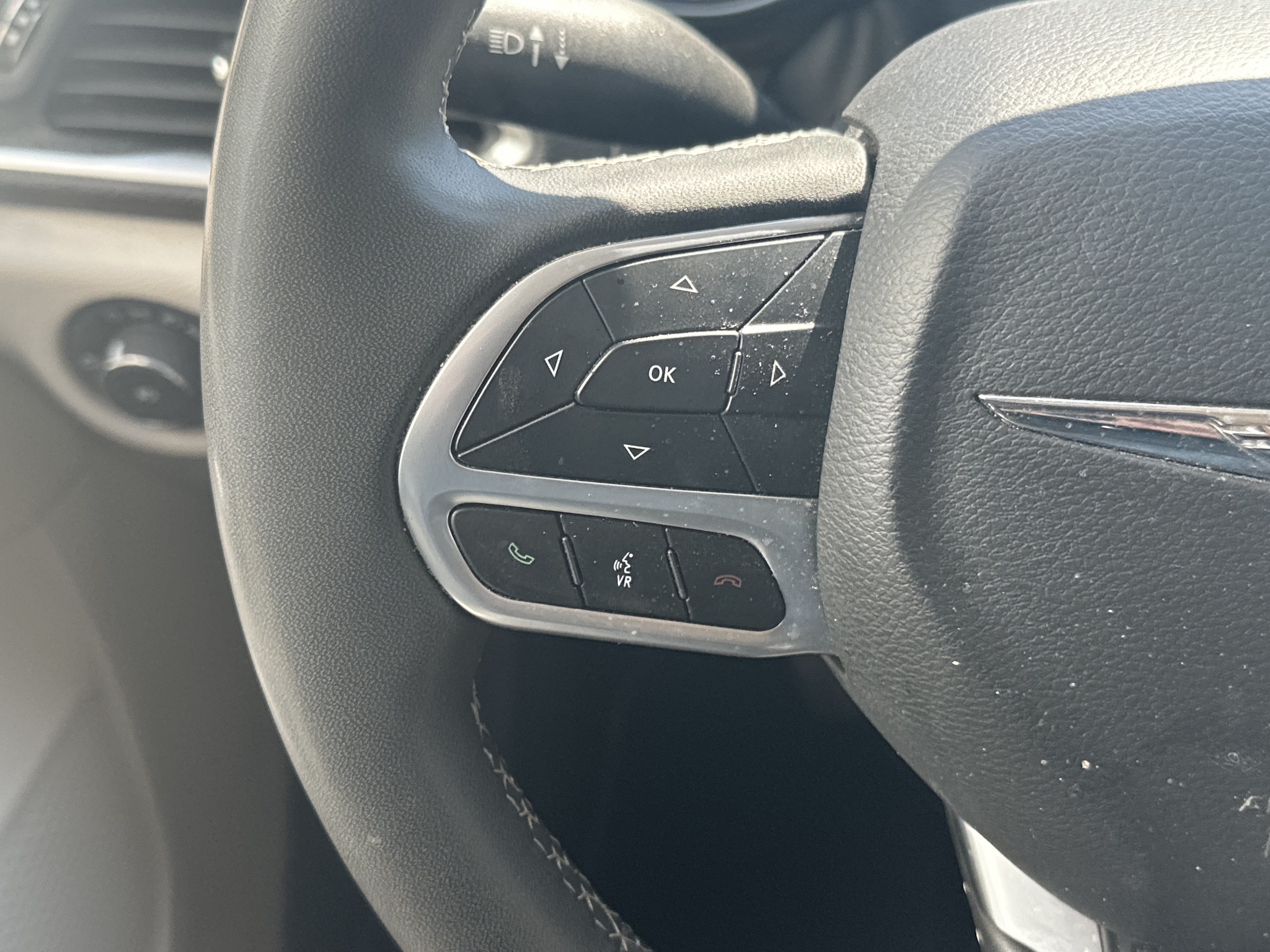 Used 2023 Chrysler Pacifica Limited FWD image 17