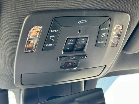 Used 2023 Toyota Sienna Platinum FWD image 20