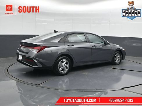Used 2025 Hyundai Elantra SE FWD image 2