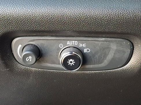 Used 2023 Chevrolet Traverse LT image 28