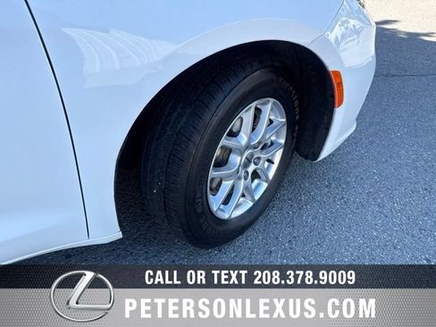 Used 2023 Chrysler Pacifica Touring-L FWD image 11