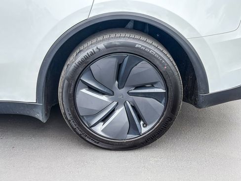 Used 2026 Tesla Model Y 2WD image 10