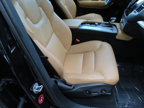 Used 2016 Volvo XC90 T6 Momentum w/ Protection Package Plus AWD/4WD image 17