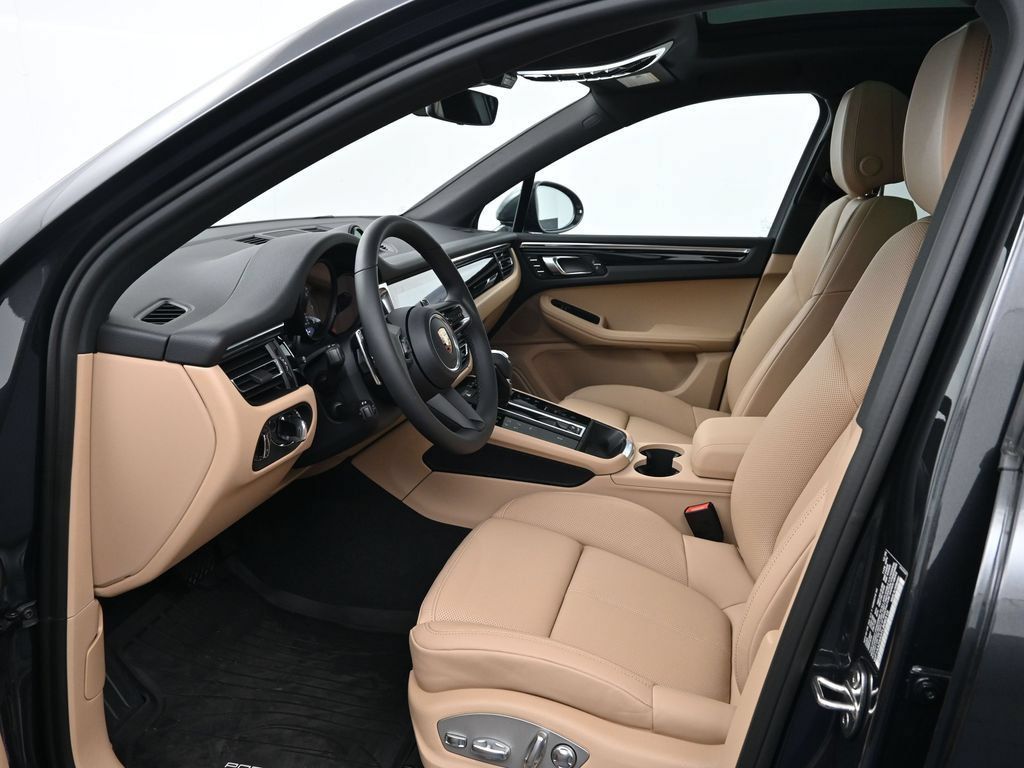 Used 2026 Porsche Macan AWD/4WD image 4