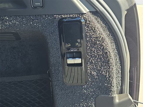 Certified 2025 Land Rover Range Rover SE image 14