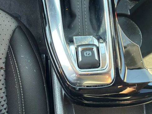 Used 2025 Chevrolet Trax LT w/ LT Convenience Package FWD image 22