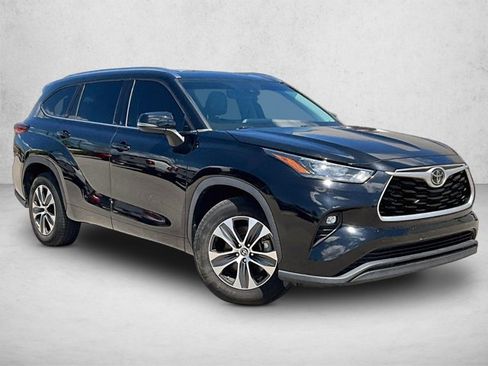 Used 2020 Toyota Highlander XLE FWD image 11