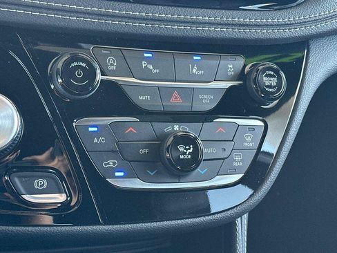 New 2027 Chrysler Pacifica Limited FWD image 21