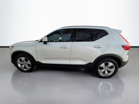 Used 2022 Volvo XC40 T5 Momentum image 6