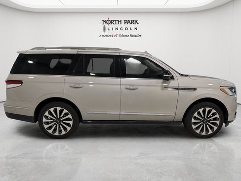Used 2023 Lincoln Navigator Reserve AWD/4WD image 6