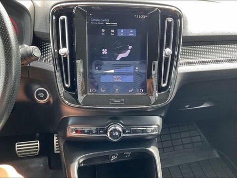 Used 2020 Volvo XC40 T4 R-Design FWD image 30