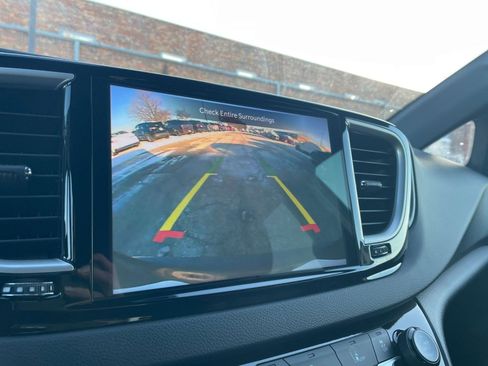 Used 2025 Chrysler Pacifica Select image 25