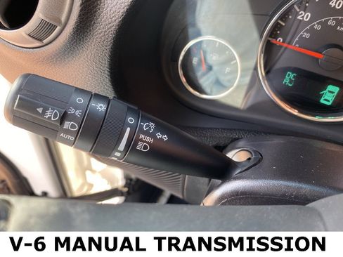 Used 2013 Jeep Wrangler Unlimited Sahara image 31