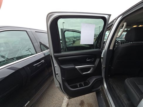 Used 2017 Nissan Titan SV image 11