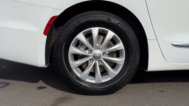 Used 2019 Chrysler Pacifica Touring-L FWD image 43