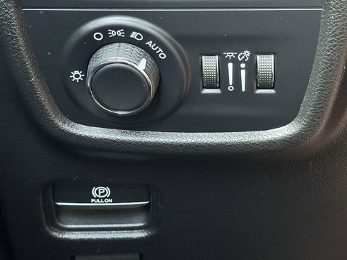 Used 2023 Jeep Grand Cherokee L Laredo image 40