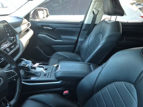 Used 2021 Toyota Highlander XLE image 9