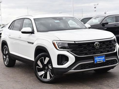 Used 2025 Volkswagen Atlas Cross Sport SE image 2