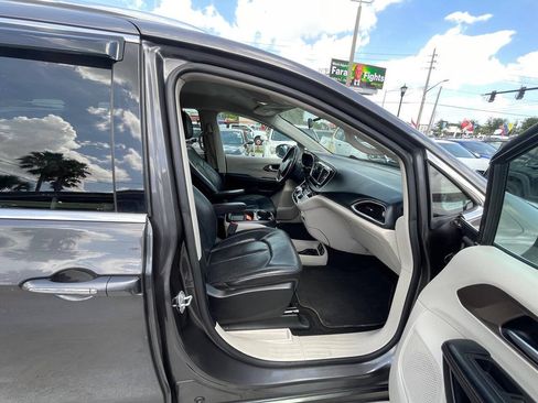 Used 2018 Chrysler Pacifica Touring-L FWD image 15