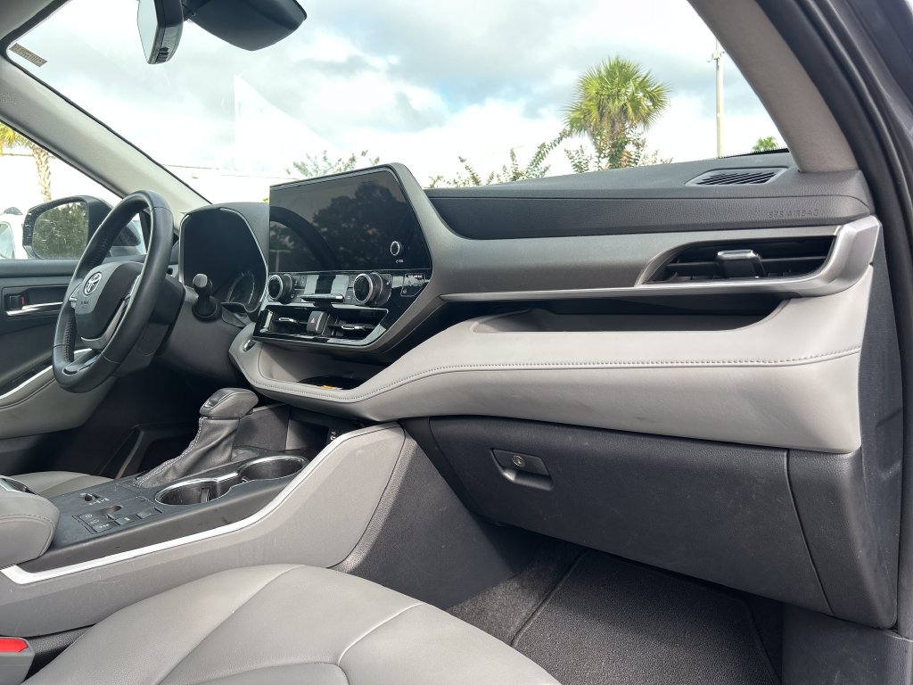 Used 2024 Toyota Highlander XLE FWD image 16