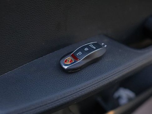 Used 2020 Porsche Macan AWD/4WD image 9