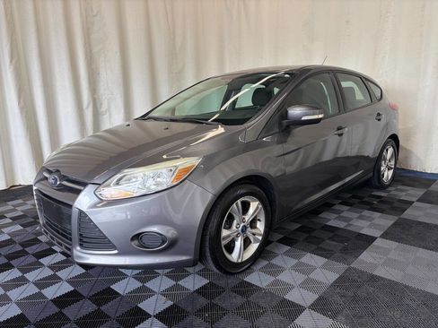 Used 2013 Ford Focus SE w/ SE Winter Pkg FWD image 2