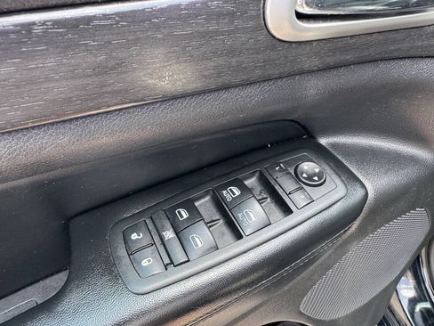 Used 2017 Jeep Grand Cherokee Altitude RWD image 15