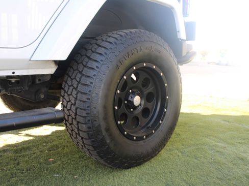 Used 2017 Jeep Wrangler Unlimited Sahara image 25