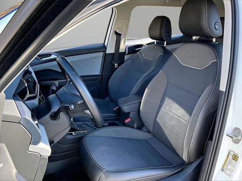 Used 2024 Volkswagen Taos SE image 20