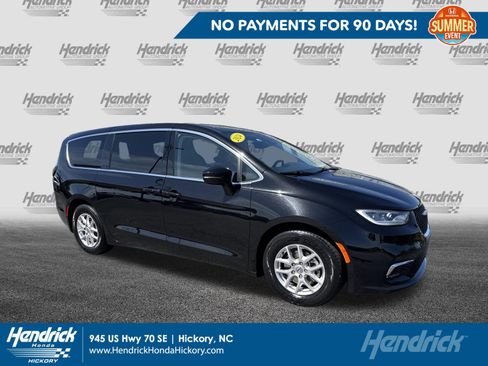 Used 2024 Chrysler Pacifica Touring-L FWD image 1