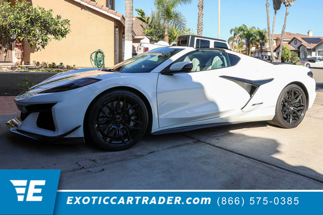 Used 2025 Chevrolet Corvette Z06 w/ Z07 Performance Package RWD image 1