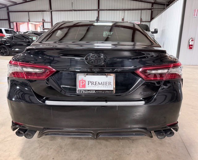 Used 2022 Toyota Camry XSE FWD image 3