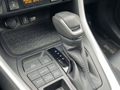 Used 2020 Toyota RAV4 XLE Premium image 32