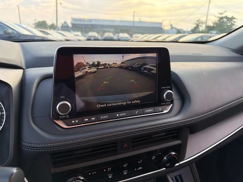 Used 2025 Nissan Rogue S AWD/4WD image 23
