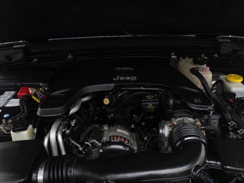 Used 2019 Jeep Wrangler Unlimited Sahara w/ Uconnect 4C Nav & Sound Group image 27