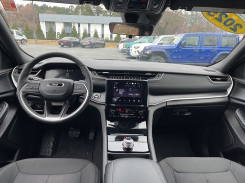 Used 2025 Jeep Grand Cherokee Laredo X w/ Luxury Tech Group I image 8