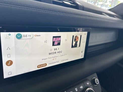 Used 2024 Land Rover Defender 110 S image 8