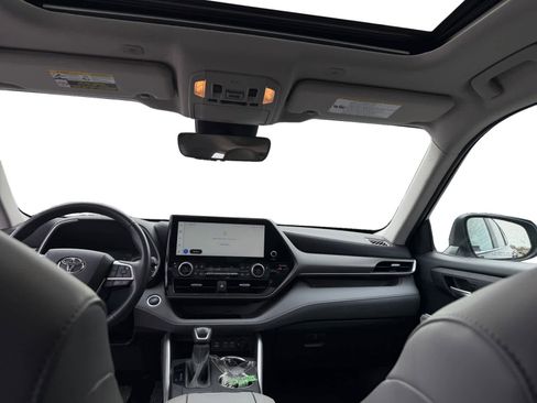 Used 2023 Toyota Highlander XLE image 10