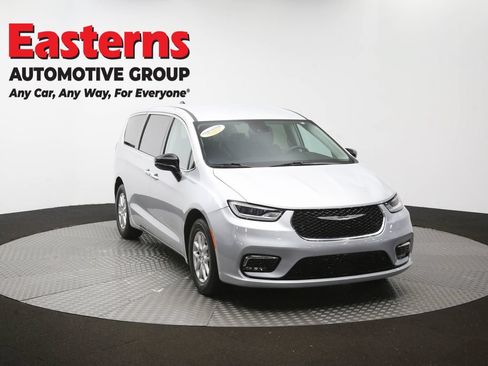 Used 2024 Chrysler Pacifica Touring-L FWD image 51