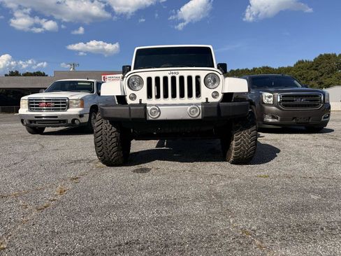 Used 2018 Jeep Wrangler Sahara w/ Dual Top Group AWD/4WD image 8
