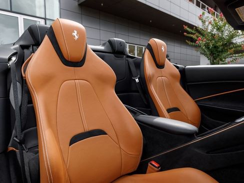 Used 2024 Ferrari Roma Spider RWD image 9