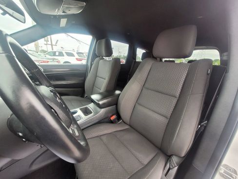 Used 2018 Jeep Grand Cherokee Laredo AWD/4WD image 9