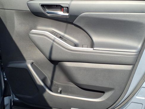 Certified 2023 Toyota Highlander XLE image 8