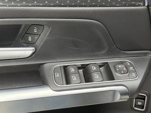 Used 2025 Mercedes-Benz GLB 250 4MATIC image 13