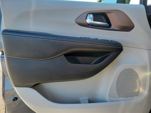 Used 2020 Chrysler Voyager Lxi image 17
