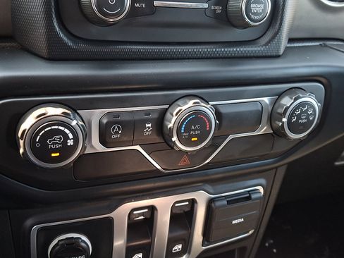 Used 2019 Jeep Wrangler Sport AWD/4WD image 15