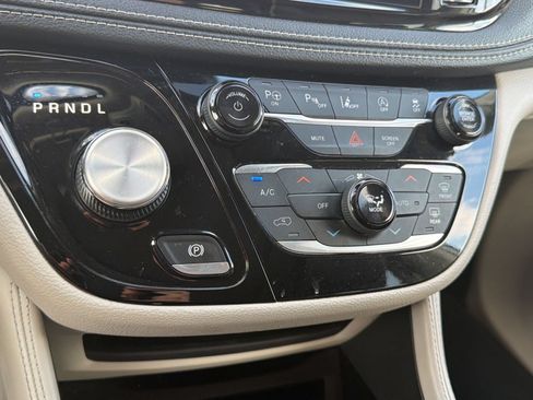 Used 2022 Chrysler Pacifica Limited FWD image 18